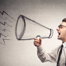 O Código de Defesa do Consumidor dispõe que um dos direitos básicos do consumidor é o de obter a informação adequada e clara sobre os diferentes produtos e serviços. A oferta e apresentação de produtos ou serviços devem assegurar informações corretas, claras, precisas, ostensivas e em língua portuguesa, ou seja, de fácil compreensão. Outras informações importantes também devem ser asseguradas, como as características, quantidade, composição, preço, garantia, prazos de validade, bem como sobre os riscos que apresentam à saúde e segurança dos consumidores. Em casos de não cumprimento da oferta pela empresa, o CDC em seu artigo 35, garante ao consumidor escolher, alternativamente: I - exigir o cumprimento forçado da obrigação, nos termos da oferta, apresentação ou publicidade; II - aceitar outro produto ou prestação de serviço equivalente; III - rescindir o contrato, com direito à restituição de quantia eventualmente antecipada, monetariamente atualizada, e a perdas e danos. Porém, há exceções! A recusa em cumprir a oferta somente será legítima em favor da empresa, quando o valor do bem for incompatível com o valor normalmente praticado, onde deve sempre preservar a boa-fé e vedar o enriquecimento ilícito nas relações de consumo. Exemplo: um erro de grafia no anúncio de um produto que o consumidor sabe não ter possibilidade de ser vendido por aquele valor anunciado (uma geladeira por R$ 100,00). O empresário também tem que tomar cuidado com a publicidade enganosa ou abusiva, ambas vedadas. Enganosa é quando a propaganda é parcialmente ou inteiramente falsa, que induz o consumidor a erro. A abusiva é a discriminatória, capaz de estimular a violência, ou explorar o medo ou a superstição. Já a utilização do estrangeirismo no comércio pelo empresário, apesar de bastante usual e americanizada, poderá trazer consequências ruins para a empresa que pode ser autuada por não fornecer uma informação clara, precisa e entendível pelo consumidor. Portanto, promova uma publicidade/oferta inteligente e com clareza nas informações.