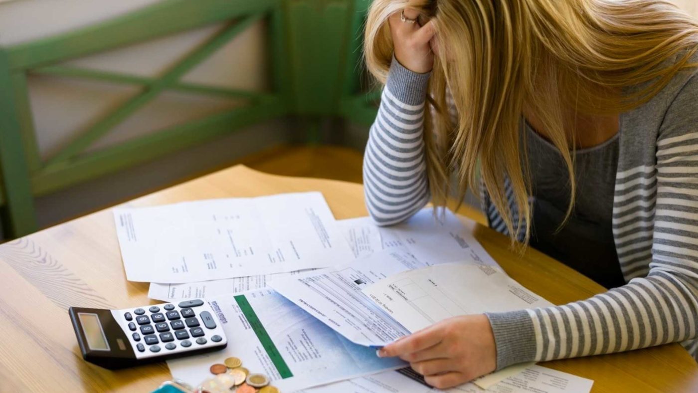 Primeiramente, importante esclarecer, que apesar de muitas pessoas acharem que os Bancos de dados de proteção ao crédito, como o SPC, Serasa e outros são bancos de dados que compartilham as inadimplências oriundas da relação de consumo, tais bancos de dados contemplam qualquer tipo de inadimplência, inclusive oriunda de órgãos públicos, condomínios, instituições financeiras, dentre outros. O Código de Defesa do Consumidor permite o funcionamento dos bancos de dados no seu art. 43 e estabelece que o consumidor tem o direito ao acesso às informações existentes em cadastros, fichas, registros e dados pessoais e de consumo arquivados sobre ele, como também de suas fontes. No parágrafo primeiro deste artigo prevê que as informações disponibilizadas por estes bancos de dados devem ser objetivas, claras, verdadeiras e em linguagem de fácil compreensão. O CDC também estipula (parágrafo segundo) que toda vez que um registro de inadimplência for inserido pelo credor para ser disponibilizado, que o consumidor deverá ser previamente informado para quitar a dívida ou tomar providencias, caso o registro seja indevido. Outro direito do consumidor previsto no parágrafo terceiro do referido artigo é que se as informações disponibilizadas não forem exatas, este poderá exigir, de imediato, a correção, cabendo o banco de dados, no prazo de cinco dias úteis, comunicar a alteração aos eventuais destinatários das informações incorretas. Abaixo, os principais questionamentos sobre os bancos de dados: 1) Qual o prazo máximo para que as informações sobre o consumidor sejam disponibilizadas pelos bancos de dados? O prazo máximo para que as informações do consumidor sejam disponibilizados pelos bancos de dados não poderá ser superior à cinco anos, contados do vencimento do título. 2) De quem é a responsabilidade pelo registro indevido de SPC? A responsabilidade é do credor, tendo em vista que este é que possui todos os dados e documentos que comprovam a inadimplência. Os bancos de dados somente disponibilizam a informação. 3) Existe exceção? Sim, quando o consumidor procura os bancos de dados primeiro, pede para que entre em contato com o credor e o banco de dados não faz nada. 4) Qual a responsabilidade dos bancos de dados de Proteção ao Crédito? A responsabilidade é do envio da carta de notificação prévia ao consumidor, ou seja, antes de disponibilizar o registro de inadimplência, concedendo a oportunidade do consumidor resolvê-la antes da disponibilização. 5) Qual a diferença dos bancos de dados de proteção ao crédito para os cartórios de protestos? Para o consumidor a diferença é gigante, vez que se o nome estiver no SPC, basta ao consumidor pagar a dívida, já se o nome estiver protestado, tem que pagar a dívida e as taxas cartorárias, que podem ser bastante altas.