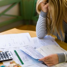 Primeiramente, importante esclarecer, que apesar de muitas pessoas acharem que os Bancos de dados de proteção ao crédito, como o SPC, Serasa e outros são bancos de dados que compartilham as inadimplências oriundas da relação de consumo, tais bancos de dados contemplam qualquer tipo de inadimplência, inclusive oriunda de órgãos públicos, condomínios, instituições financeiras, dentre outros. O Código de Defesa do Consumidor permite o funcionamento dos bancos de dados no seu art. 43 e estabelece que o consumidor tem o direito ao acesso às informações existentes em cadastros, fichas, registros e dados pessoais e de consumo arquivados sobre ele, como também de suas fontes. No parágrafo primeiro deste artigo prevê que as informações disponibilizadas por estes bancos de dados devem ser objetivas, claras, verdadeiras e em linguagem de fácil compreensão. O CDC também estipula (parágrafo segundo) que toda vez que um registro de inadimplência for inserido pelo credor para ser disponibilizado, que o consumidor deverá ser previamente informado para quitar a dívida ou tomar providencias, caso o registro seja indevido. Outro direito do consumidor previsto no parágrafo terceiro do referido artigo é que se as informações disponibilizadas não forem exatas, este poderá exigir, de imediato, a correção, cabendo o banco de dados, no prazo de cinco dias úteis, comunicar a alteração aos eventuais destinatários das informações incorretas. Abaixo, os principais questionamentos sobre os bancos de dados: 1) Qual o prazo máximo para que as informações sobre o consumidor sejam disponibilizadas pelos bancos de dados? O prazo máximo para que as informações do consumidor sejam disponibilizados pelos bancos de dados não poderá ser superior à cinco anos, contados do vencimento do título. 2) De quem é a responsabilidade pelo registro indevido de SPC? A responsabilidade é do credor, tendo em vista que este é que possui todos os dados e documentos que comprovam a inadimplência. Os bancos de dados somente disponibilizam a informação. 3) Existe exceção? Sim, quando o consumidor procura os bancos de dados primeiro, pede para que entre em contato com o credor e o banco de dados não faz nada. 4) Qual a responsabilidade dos bancos de dados de Proteção ao Crédito? A responsabilidade é do envio da carta de notificação prévia ao consumidor, ou seja, antes de disponibilizar o registro de inadimplência, concedendo a oportunidade do consumidor resolvê-la antes da disponibilização. 5) Qual a diferença dos bancos de dados de proteção ao crédito para os cartórios de protestos? Para o consumidor a diferença é gigante, vez que se o nome estiver no SPC, basta ao consumidor pagar a dívida, já se o nome estiver protestado, tem que pagar a dívida e as taxas cartorárias, que podem ser bastante altas.