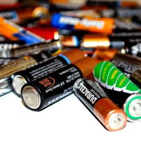 Pilhas, baterias e outros afins: o empresário que vende tais produtos é obrigado a recebê-los de volta para descarte ou reciclagem?